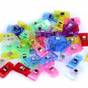 využijete namiesto špendlíkov alebo lepidla na spojenie látok. Sú skvelé nie iba na jemné látky, ktoré by špendlíky mohli poškodiť, ale tiež na šitie tašiek a peňaženiek