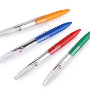 pomocník pri páraní švíkov i pri rezaní gombíkových dierok.